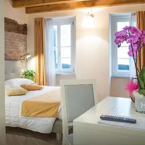 https://la-corte-fiorita-como-22100.it-lombardy.com